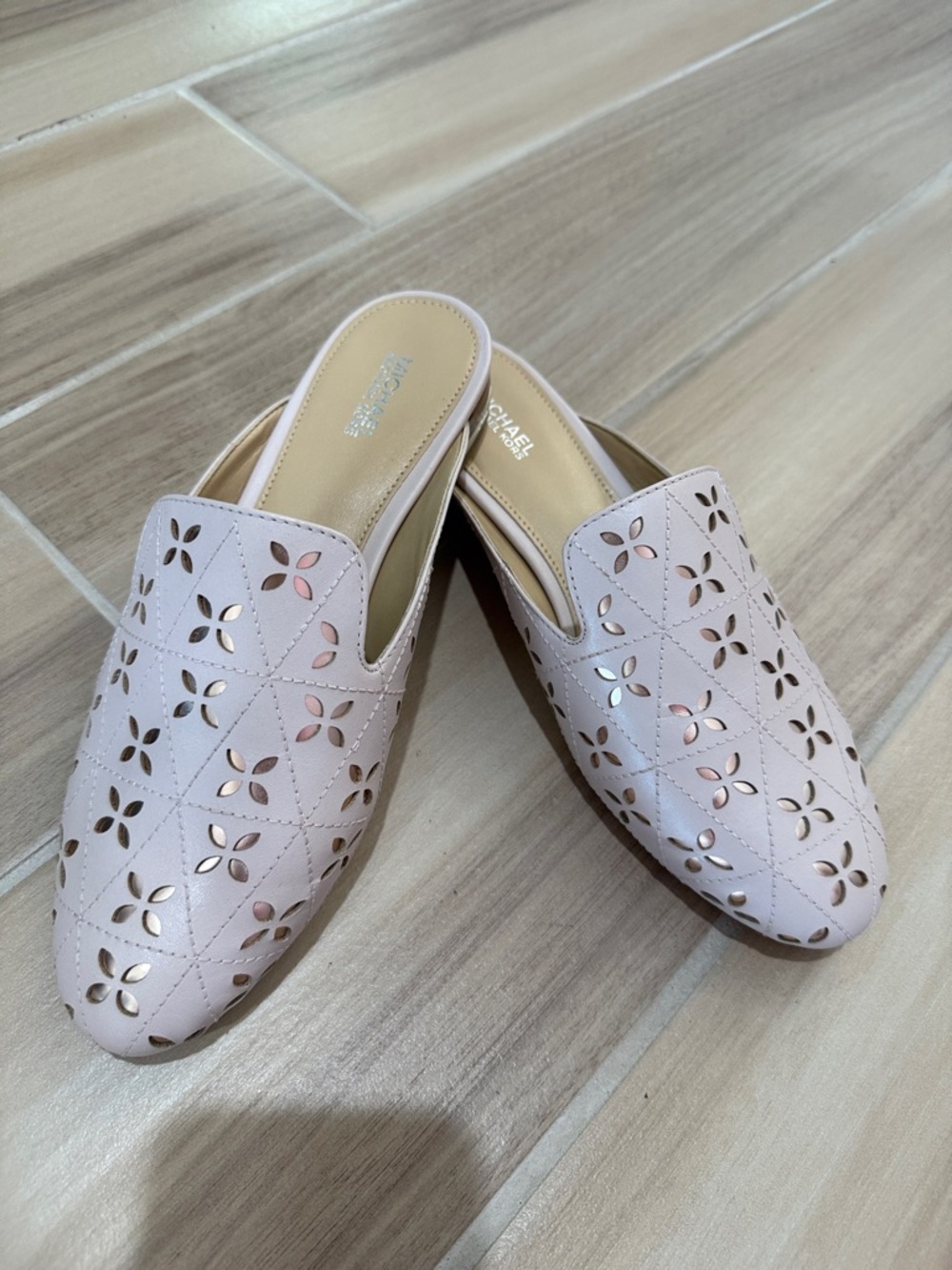 New Michael Kors Pale Pink Laser-Cut Leather Mule Slides